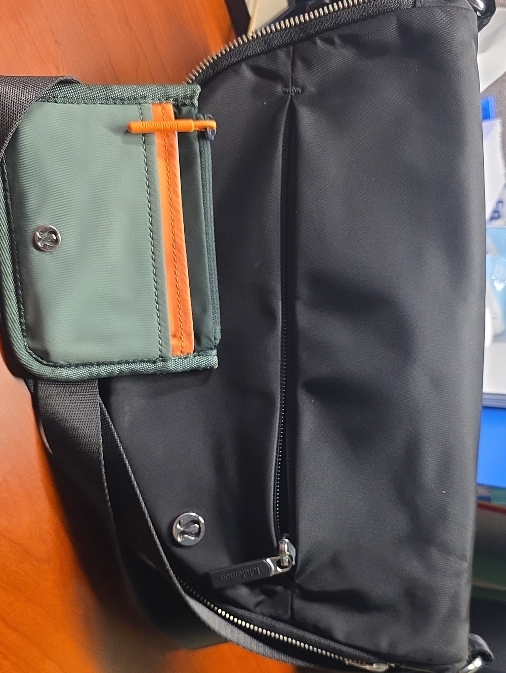 Lululemon Bag With Card Pouch Green & Black Wallet